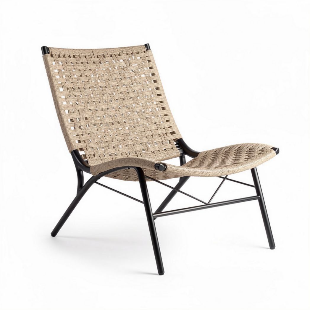Poltrona da giardino in materiali intrecciati con struttura nera e dimensioni 60 x 70 x 85cm
